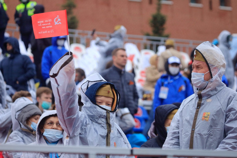 Người dân chứng kiến lễ duyệt binh trên quảng trường Đỏ. (Ảnh: Trần Hiếu/TTXVN)