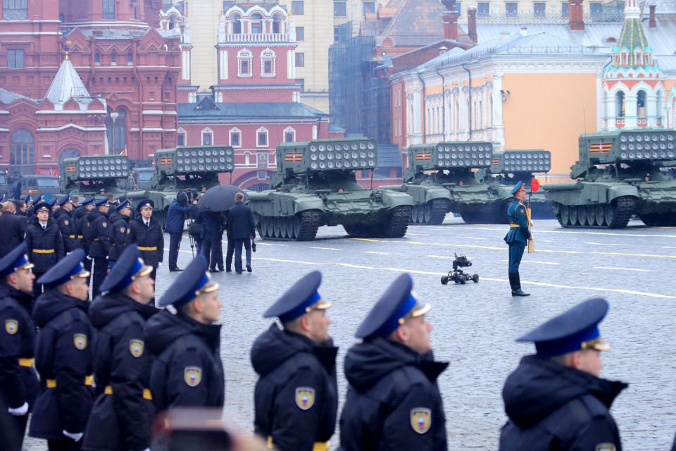 Đội hình xe chiến đấu của hệ thống pháo phản lực hạng nặng TOS-1 trong đội hình duyệt binh. (Ảnh: Trần Hiếu/TTXVN)