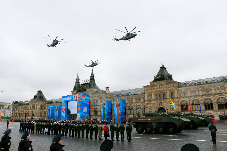 Lần đầu tiên đội hình 3 chiếc trực thăng hạng nặng Mi-26 tham gia cuộc duyệt binh. (Ảnh: Trần Hiếu/TTXVN)
