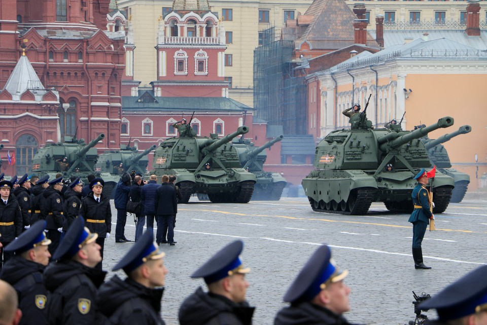 Các khẩu đội pháo tự hành Msta-S tiến vào quảng trường Đỏ. (Ảnh: Trần Hiếu/TTXVN) 