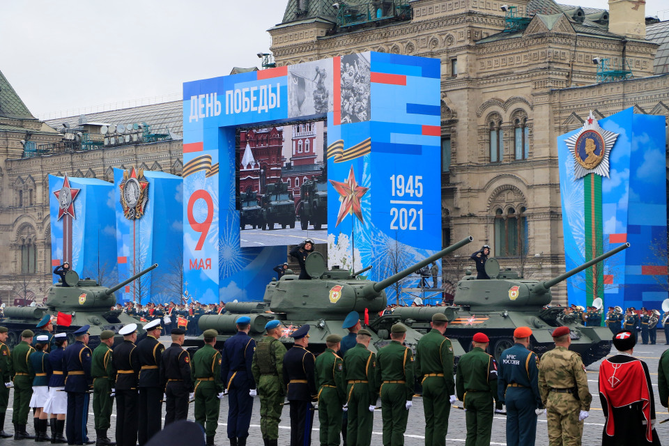 Xe tăng T-34 biểu tượng của chiến thắng trong chiến tranh vệ quốc (1941-1945) dẫn đầu đoàn diễu binh các phương tiện thiết giáp. (Ảnh: Trần Hiếu/TTXVN)