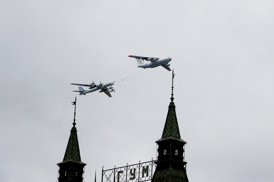 Máy bay vận tải tiếp dầu IL-78 và máy bay ném bom chiến lược Tu-95MS trình diễn tiếp nhiên liệu trên không. (Ảnh: Trần Hiếu/TTXVN)