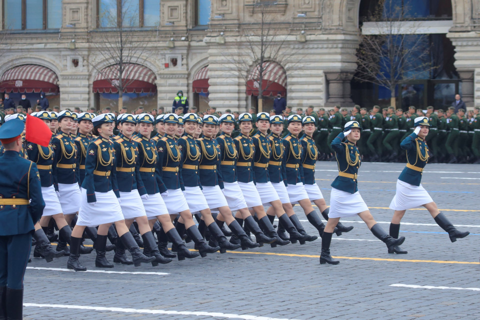 Đội hình quân nhân nữ diễu hành qua lễ đài. (Ảnh: Duy Trinh/TTXVN)