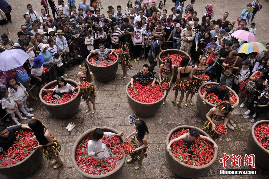 Chiến thắng cuộc thi năm nay đã thuộc về một người đàn ông tên Suo khi ăn được 47 quả ớt. Ông Suo dường như có lợi thế hơn các thí sinh khác khi tới từ Thành Đô, quê hương của những món cay. (Nguồn: CCTVNews)