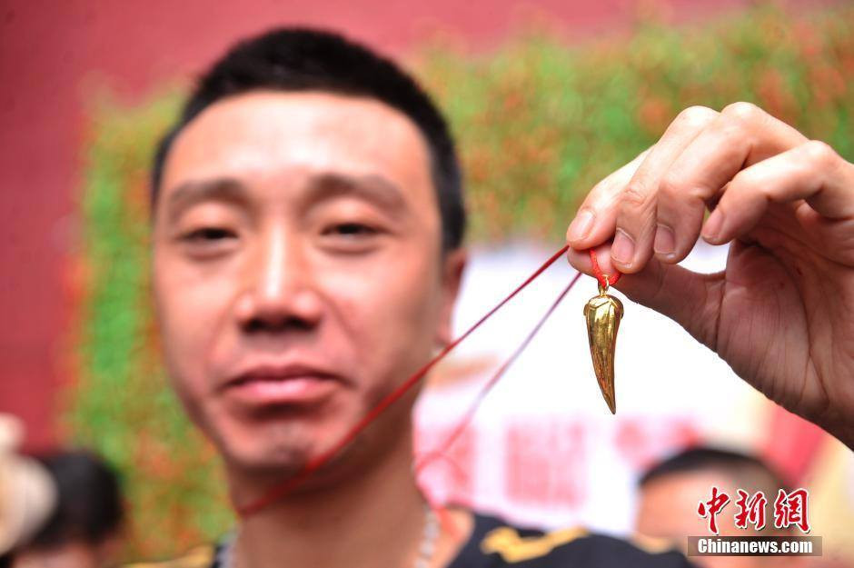 Giải thưởng cho người chiến thắng là quả ớt bằng vàng 24 carat. (Nguồn: CCTVNews)