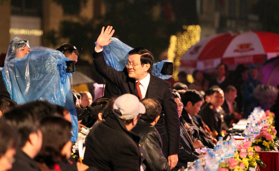 Chủ tịch nước Trương Tấn Sang; Phó Thủ tướng, Bộ trưởng Ngoại giao Phạm Bình Minh; Chủ tịch Ủy ban nhân dân thành phố Hà Nội Nguyễn Đức Chung; đại diện Đoàn ngoại giao, các tổ chức quốc tế tại Việt Nam và đông đảo bà con kiều bào trên thế giới về nước mừng xuân đón Tết nguyên đán đã tham dự chương trình. (Ảnh: Doãn Đức/Vietnam+)