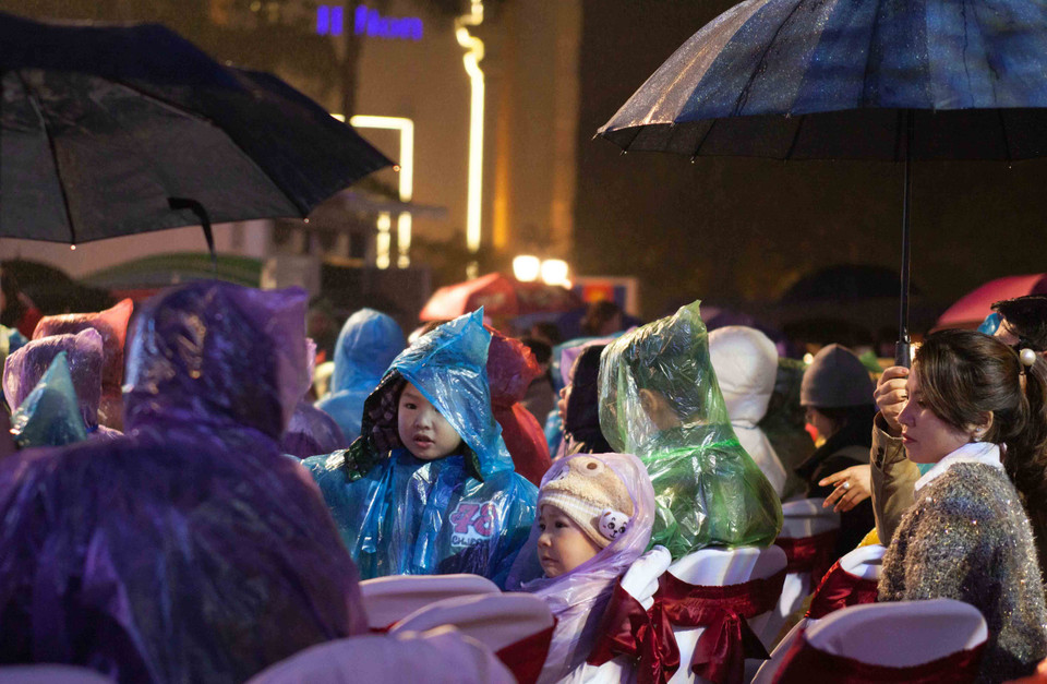 Thời tiết tại Thủ đô có chút mưa lạnh nhưng vẫn ‘ấm áp nghĩa tình kiều bào’. (Ảnh: Anh Quân/Vietnam+)