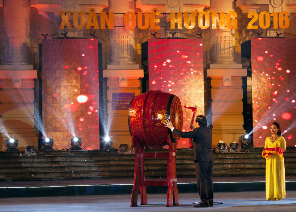 Chủ tịch nước Trương Tấn Sang đánh trống chính thức khai mạc chương trình ‘Xuân Quê hương 2016’ với chủ đề ‘Linh thiêng Hà Nội.’ (Ảnh: Anh Quân/Vietnam+)