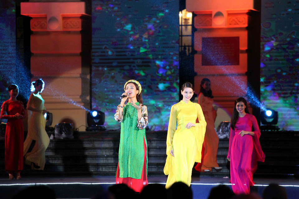 Một số tiết mục văn nghệ trong chương trình. (Ảnh: Doãn Đức/Vietnam+)