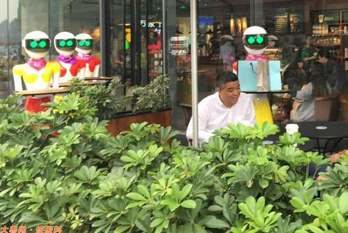 Robot được sử dụng ngày càng nhiều ở Trung Quốc. Cửa hàng robot đầu tiên được mở ở Quý Dương, Quý Châu (Trung Quốc). Những bồi bàn này thực sự thân thiện với khách hàng. (Nguồn: CCTVNews)