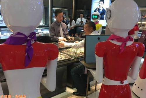 Hình ảnh về những người giúp việc robot xách cặp giúp ông chủ ngay lập tức đã 'gây bão' trên mạng xã hội. (Nguồn: CCTVNews)