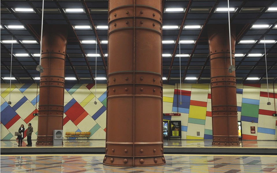 Nhà ga Olaias, Lisbon: Mọi người vẫn biết tới Bồ Đào Nha là quê hương của loại gạch azulejo đặc biệt đưojc dùng để xây nhà thờ. Chính bởi vậy, nhà ga Olaias cũng sử dụng loại gạch màu sắc và những lớp kính sáng màu chiếu vào những cột kim loại để tạo hiệu ứng đặc biệt. Kiến trúc sư Tomás Taveira đã tạo nên không gian này còn phong cách nghệ thuật sắp đặt lại được trang trí bởi một nhóm nghệ sỹ Bồ Đào Nha. (Nguồn: travelandleisure)