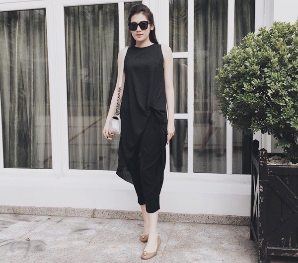 Yêu thích phong cách tối giản với chút biến tấu nhẹ nhàng, Á hậu Dương Tú Anh diện cả 'cây' đồ đen mix cùng giày bệt gam màu phấn ấn tượng. Người đẹp không chỉ cân bằng được màu sắc trong tổng thể trang phục mà còn rất tự tin với sự lựa chọn mang tính ứng dụng cao.