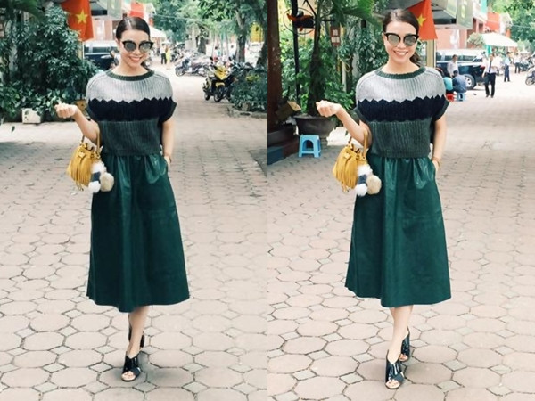 Trà Ngọc Hằng yêu kiều trong set đồ mang sắc xanh ngọc lục bảo. Áo len phối cùng chân váy midi (ngang bắp chân) và sandals rất phù hợp với thời tiết giao mùa của Hà Nội những ngày này.