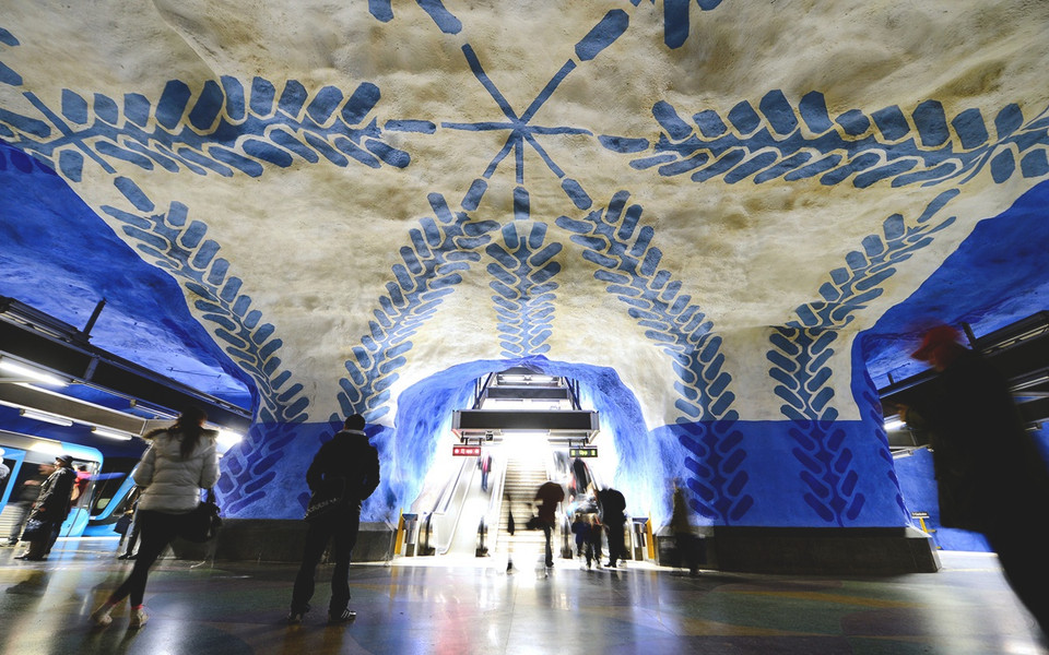 Nhà ga T-Centralen, Stockholm: Bước chân vào nhà gà Stockholm giống như bước chân vào một hang động rộng lớn. T-Centralen, nhà ga đông nhất thành phố, nơi giao nhau của 3 đường tàu điện ngầm ở Stockholm được mở vào năm 1957. Giống như nhiều hệ thống nhà ga khác, nơi đây rất rộng và họa sỹ Per Olaf Ultvelt còn vẽ lên trên tường môtíp quả nho và bông hoa màu xanh nước biển vào năm 1975 để tạo ra không gian bình yên. (Nguồn: travelandleisure)