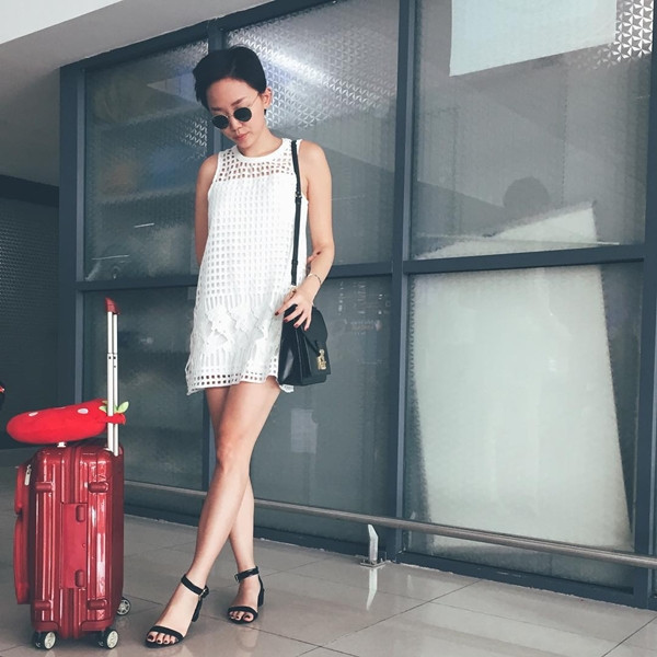 Diện đầm ren trắng và sandas cao gót đen cùng túi đeo tiệp màu, Tóc Tiên khiến người hâm mộ ngẩn ngơ bởi vẻ nữ tính nhẹ nhàng, khác biệt với hình ảnh sexy bùng nổ trên sân khấu. 