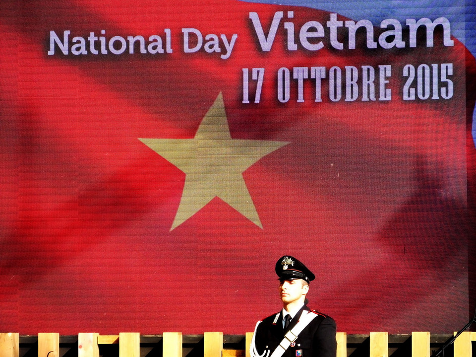 Lễ thượng cờ Việt Nam được long trọng tổ chức tại sân khấu ngoài trời của Expo Milan 2015. (Ảnh: Quang Thanh/Vietnam+)