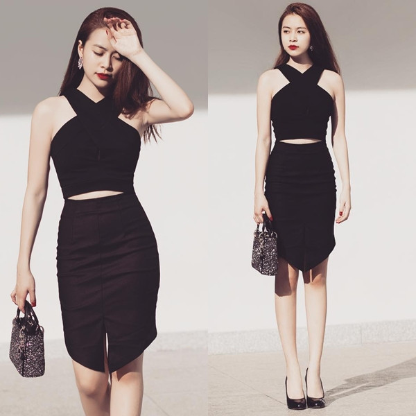 Không hở táo bạo mà chỉ khoe vừa đủ các 'điểm vàng' cơ thể, Hoàng Thùy Linh trong mẫu đầm ôm đen tuyền duyên dáng đã đốn tim các tín đồ thời trang bởi vẻ kiêu kỳ, gợi cảm. Cô phối cùng giày đen bóng và túi xách Lady Dior.