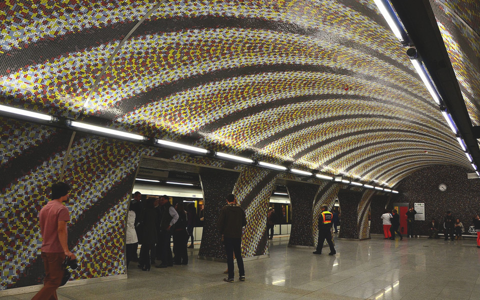 Nhà ga Szent Gellért Station, Budapest: Được đặt tên theo vị thánh bảo hộ của Budapest, nhà ga này đã nhận được nhiều ưu ái ngay khi được khai trương vào tháng 3/2014. Nghệ sỹ Tomás Komoróczry đã mang tới phong cách khảm từ trần nhà tới sàn nhà. Những viên gạch nhỏ có đốm vàng và đỏ sẽ khiến du khách phải dừng chân ít phút để chiêm ngưỡng. (Nguồn: travelandleisure)