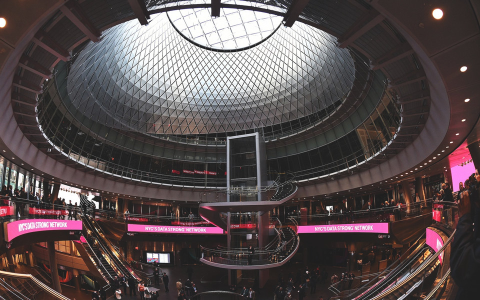 Nhà ga Fulton Street, New York: Sau khi bị sập vào năm 2014, nhà ga Fulton Center đã được xây dựng lại, giúp 9 đường tàu trong thành phố có thể giao nhau. Sảnh chính của nhà ga rất rộng và thoáng với một thiết kế được ví là sự phản chiếu của bầu trời. Được thực hiện bởi MTA Arts &amp; Design, thiết kế trong sảnh chứa hàng trăm mảnh gương nhôm được sắp đặt ở những vị trí nhất định tạo nên bức tranh ánh sáng dưới ga tàu điện ngầm. (Nguồn: travelandleisure)