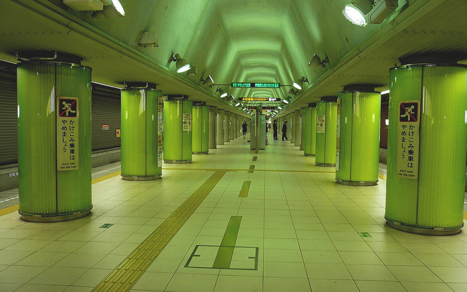 Nhà ga Ladibashi, Tokyo: Đây là một trong những trạm trung chuyển quan trọng nhất của thành phố. Cấu trúc cổng vào hình bầu dục (giống mắt côn trung) thực chất là lối dẫn vào nhũng tòa tháp bên dưới. Ngay khi bước vào bên trong, du khách sẽ bị choáng ngợp mởi màu xanh tinh khiết nhờ những chạm khắc hình lá trên trần nhà và ánh sáng xanh trên nền nhà. (Nguồn: travelandleisure)