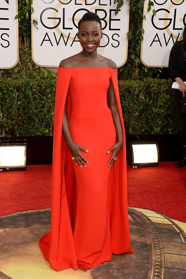 Diễn viên tài năng Lupita Nyong'O khiến mọi người thay đổi suy nghĩ về vẻ đẹp chuẩn mực. Chiếc đầm cam kết hợp lớp choàng đẹp mắt của Ralph Lauren giúp cô trở thành tâm điểm khi xuất hiện trên thảm đỏ Quả cầu vàng 2014.