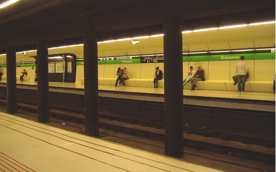 Nhà ga Drassanes, Barcelona: Nhà ga này thực chất là đường tàu điện ngầm chạy qua. Nơi đây gần với biển tới mức nó chỉ có thể xây đựng 1 tầng. Tường trắng, mái ngói đỏ đậm và trần đen sẽ đem tới một trải nghiệm thú vị cho hành khách. (Nguồn: travelandleisure)