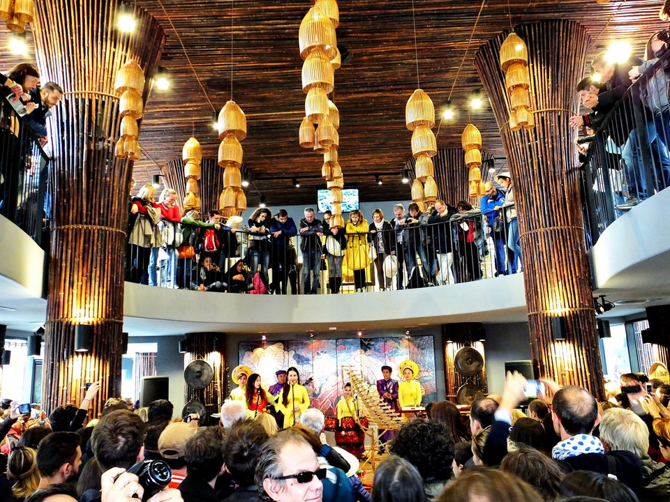 Ước tính có khoảng trên 9.000 khách đã tham quan nhà Việt Nam trong ngày 17/10/2015. (Ảnh: Quang Thanh/Vietnam+)