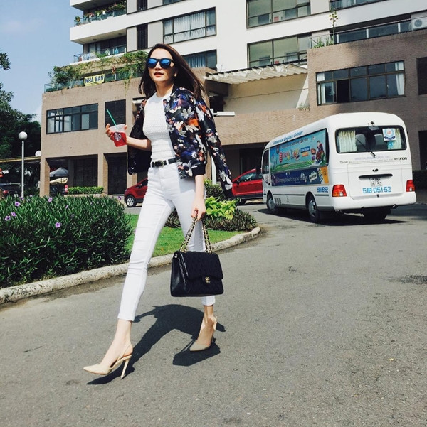 Thiều Bảo Trang chơi 'màu' một cách xuất sắc với set đồ tuyền trắng và áo khoác họa tiết 3D đẹp tuyệt khoác ngoài.