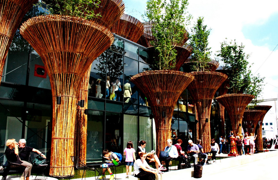 Ý tưởng kiến trúc Nước và Sen của nhóm kiến trúc sư Võ Trọng Nghĩa, vừa mang phong cách hiện đại mà vẫn giữ được bản sắc và tâm hồn cốt cách Việt Nam, góp phần làm sâu sắc thêm chủ đề của cuộc triển lãm lần này là 'Nuôi dưỡng hành tinh, năng lượng cho cuộc sống.' (Ảnh: Quang Thanh/Vietnam+)