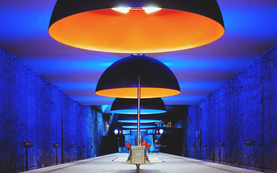 Nhà ga Westfriedhof, Munich: Cùng với đường tàu U1 của Munich, U-Bahn là một điểm dừng thú vị. Mặc dù được mở vào năm 1998 nhưng tới năm 2001, những cột đèn mới được dựng lên. 11 chiếc đèn dạng mái vòm được lắp được ở đây với những màu sắc khác nhau, từ vàng tới đỏ và xanh. (Nguồn: travelandleisure)