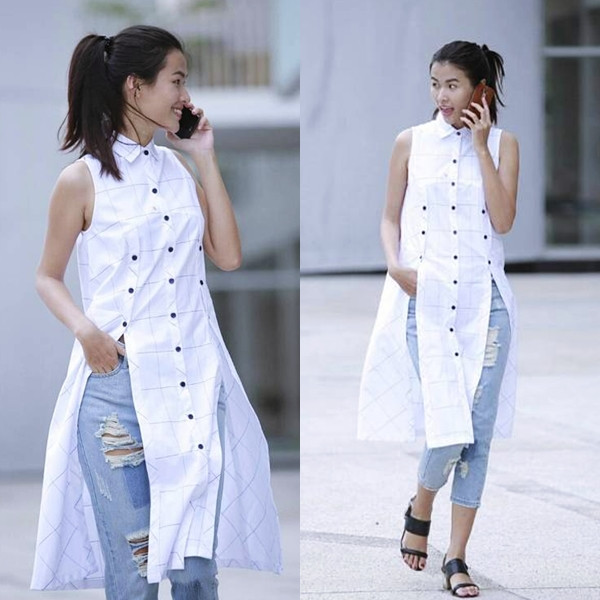 Cao Thiên Trang mix quần jeans rách cùng áo sơmi sát nách có chi tiết xẻ tà độc đáo, giúp trang phục thêm sáng tạo, thú vị.