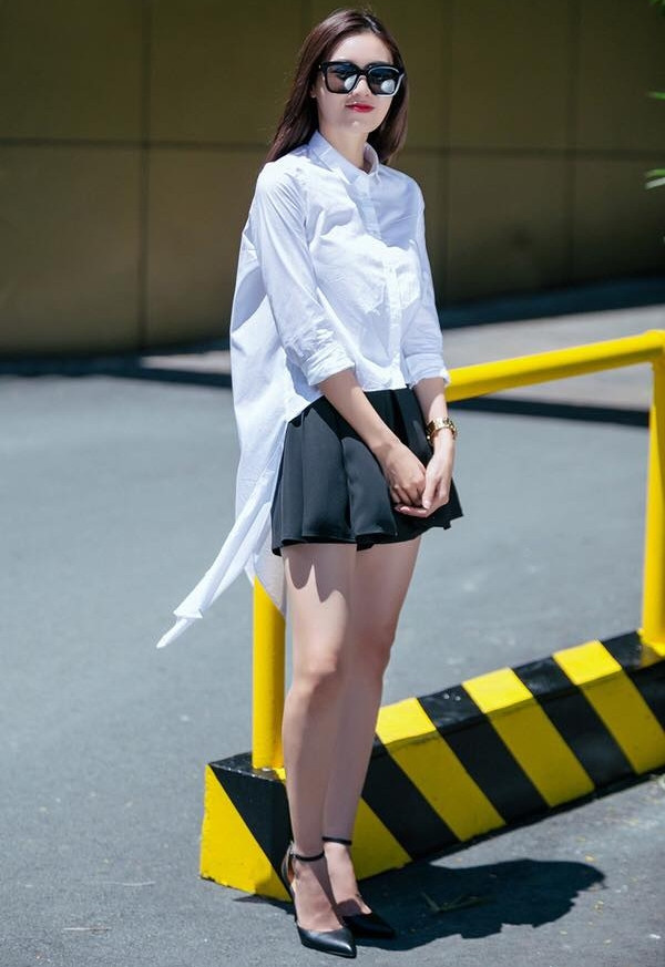 Với set đồ mang phong cách 'preppy' (trí thức) chỉ hai gam màu trắng-đen đơn giản phối cùng đôi giày cao gót quai ôm cổ chân, Ninh Dương Lan Ngọc trông thật trẻ trung, thanh lịch và rạng rỡ.