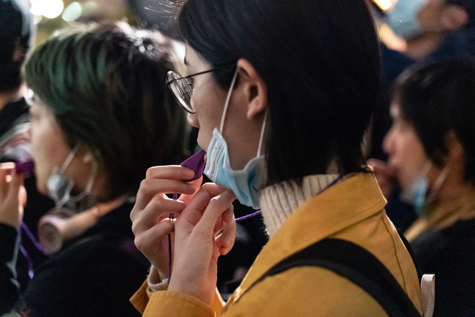 Những người tham gia lễ tưởng niệm ở Hong Kong cùng thổi hồi còi như là một cử chỉ ghi nhớ công lao của bác sỹ Lý Văn Lượng. (Nguồn: Getty Images)