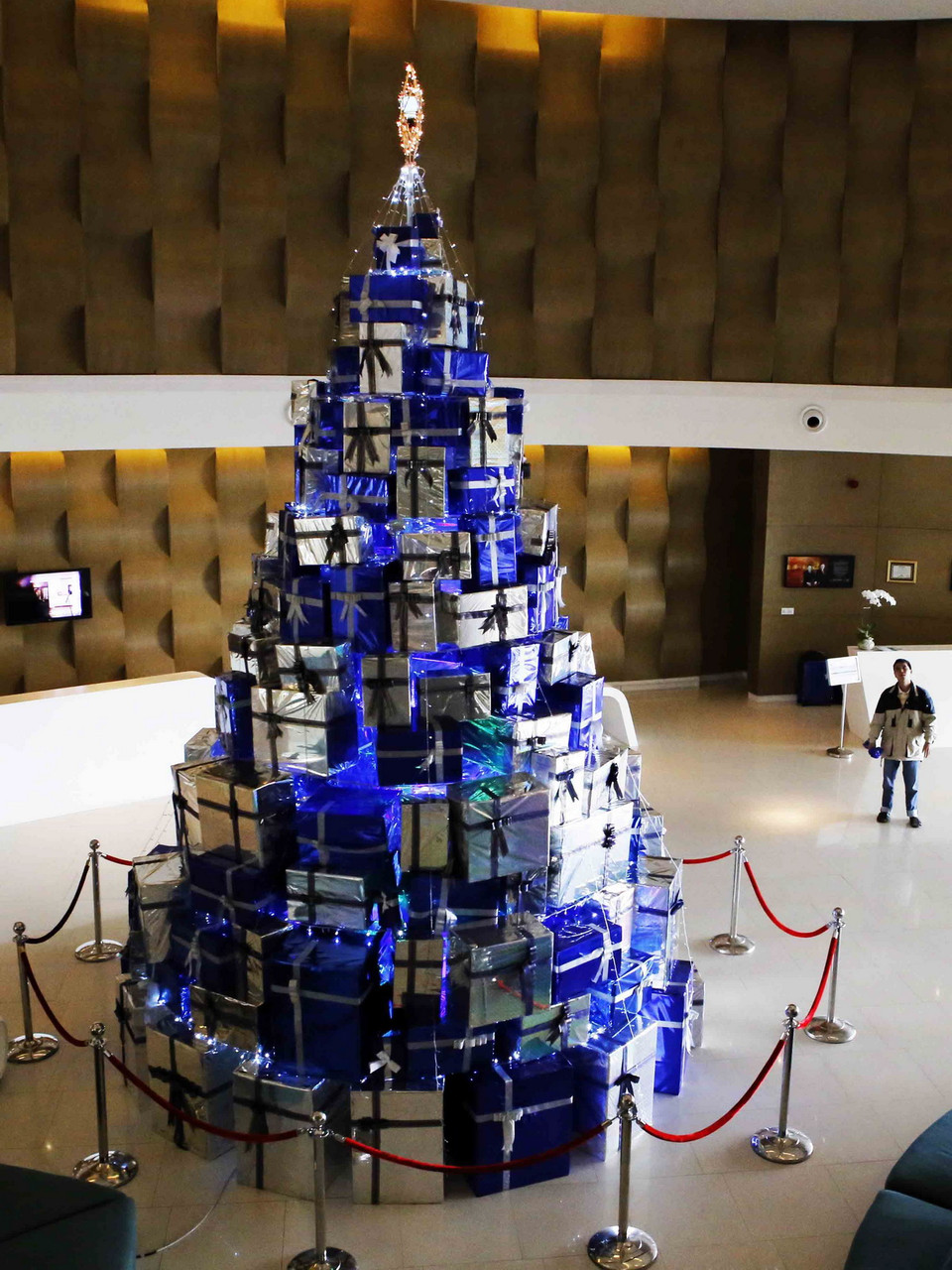 Cây thông Noel cao gần 4m được sắp đặt từ 500 hộp quà để chào đón Giáng sinh tại Đà Nẵng. (Ảnh: Trần Lê Lâm – TTXVN) 