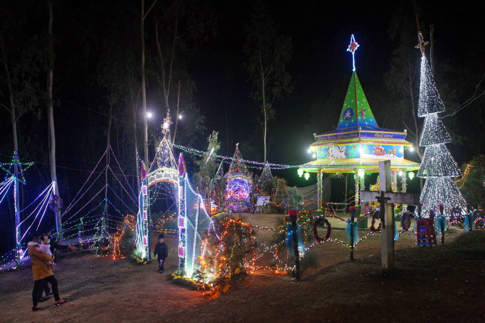 Khu vui chơi cho trẻ nhỏ cũng được trang hoàng rực rỡ. (Ảnh: Thanh Tùng-TTXVN) 