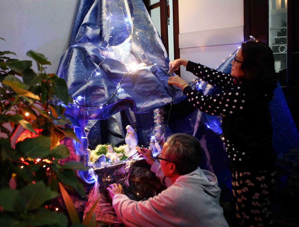  Gia đình giáo dân xóm đạo Thanh Đức trang trí hang đá đón Giáng sinh 2014. (Ảnh: Trần Lê Lâm – TTXVN) 