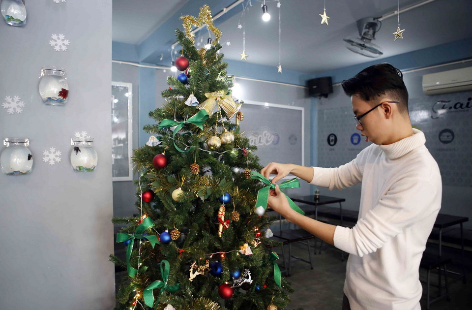 Người dân trang trí nhà cửa đón Giáng sinh 2014. (Ảnh: Trần Lê Lâm – TTXVN) 