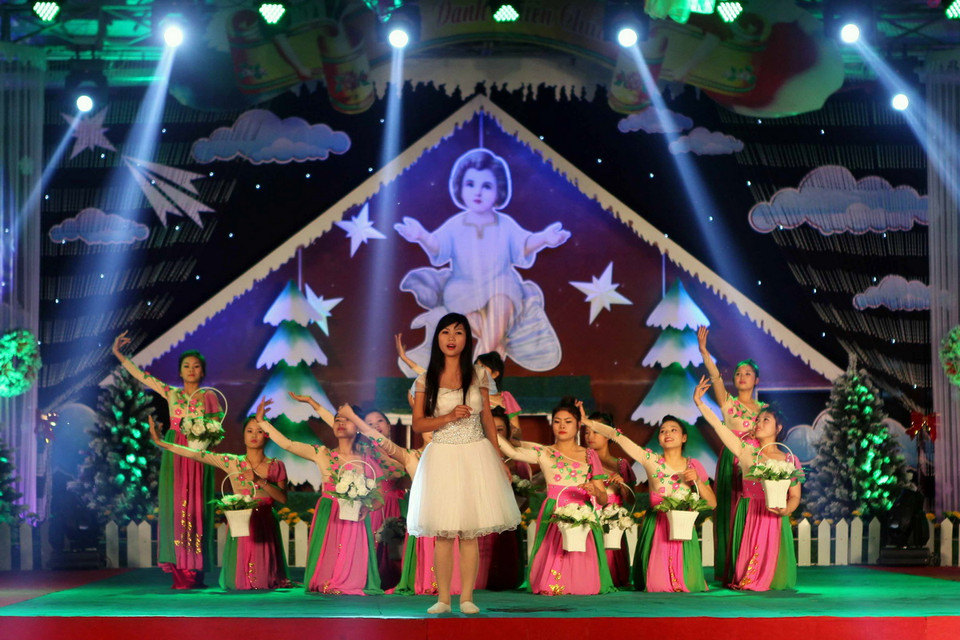 Tập luyện các tiết mục văn nghệ cho đêm Giáng sinh. (Ảnh: Thanh Tùng-TTXVN)