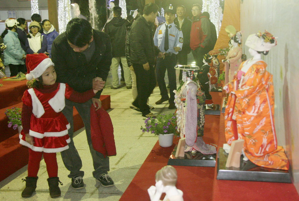 Triển lãm búp bê Nhật Bản trong khuôn khổ lễ hội. (Ảnh: Đặng Tuấn - TTXVN) 