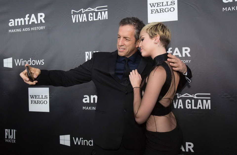 Nhà thiết kế Kenneth Cole chụp ảnh tự sướng cùng nữ ca sỹ Miley Cyrus. (Nguồn: Reuters)