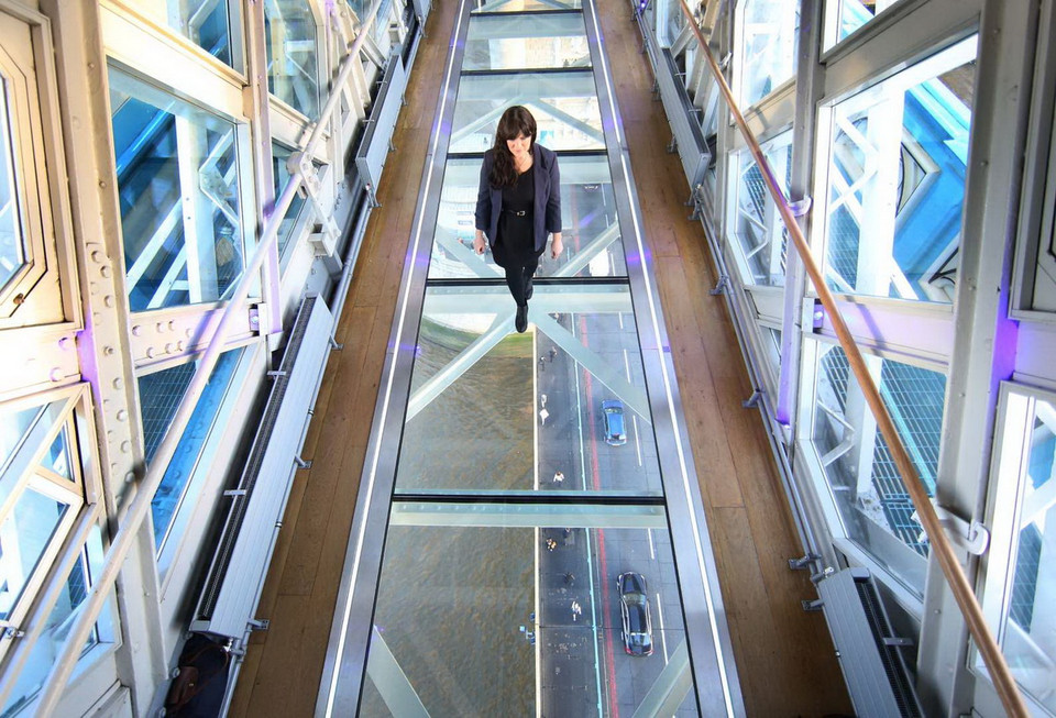 Con đường trong suốt bằng kính nhìn thẳng xuống sông Thames (Anh). (Nguồn: Getty Images)