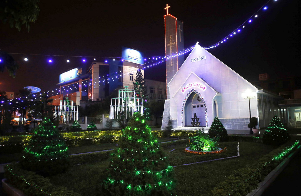 Nhà thờ Tin lành Chi hội Tân An được trang trí rực rỡ đón Giáng sinh năm 2014. (Ảnh: Trần Lê Lâm – TTXVN) 