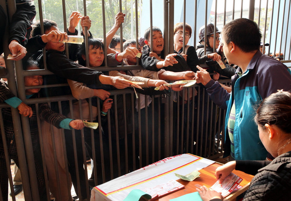 Cảnh mua vé trước cửa sân vận động Lạch Tray. (Ảnh: Lâm Khánh/TTXVN) 