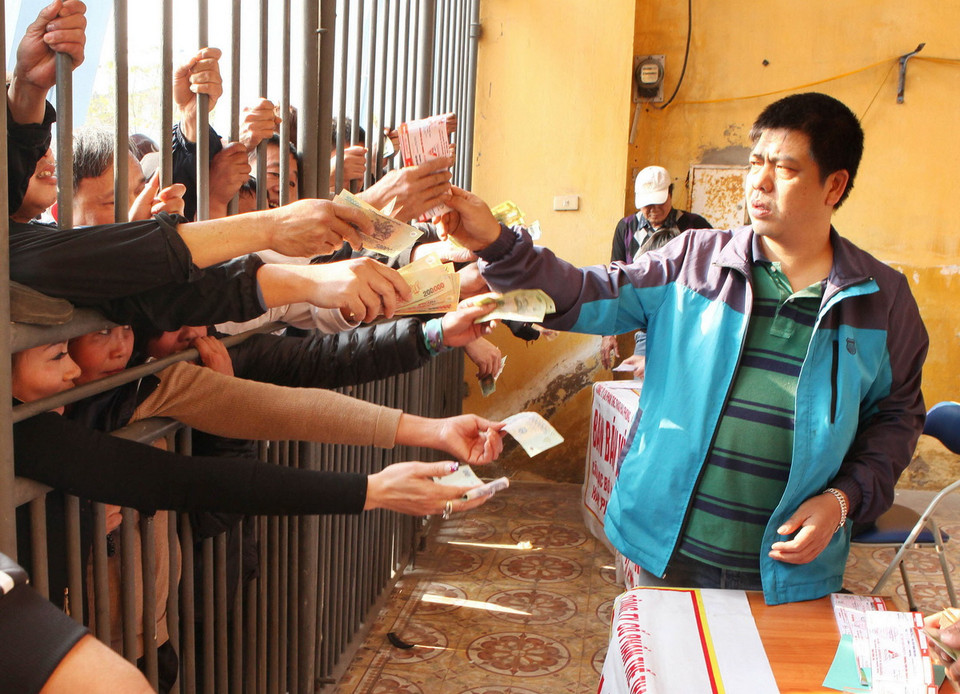 Cảnh mua vé trước cửa sân vận động Lạch Tray. (Ảnh: Lâm Khánh/TTXVN) 