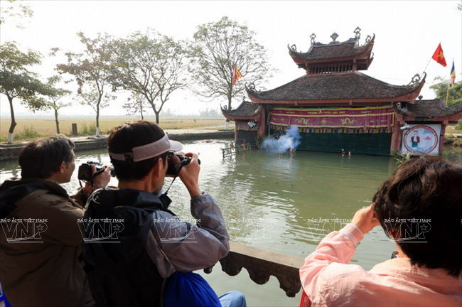  Người xem lưu lại hình ảnh đẹp của những màn múa rối nước. (Ảnh: Trần Thanh Giang/Báo ảnh Việt Nam)