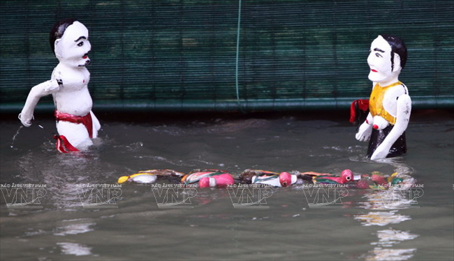  Cảnh thanh bình của những người nông dân đi chăn vịt trên đồng. (Ảnh: Trần Thanh Giang/Báo ảnh Việt Nam)