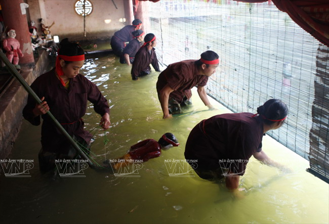  Hậu trường phía trong Thủy Đình, nơi các nghệ sỹ điều khiển những con rối theo các tích trò kết hợp với âm nhạc dân tộc. (Ảnh: Trần Thanh Giang/Báo ảnh Việt Nam)