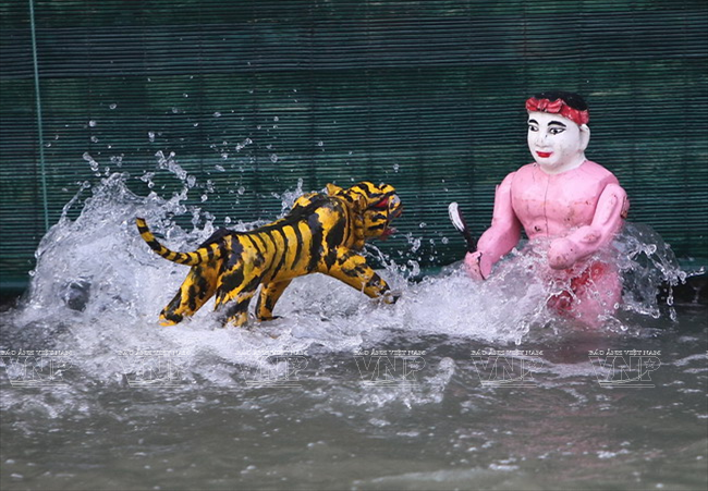  Hình ảnh Võ Tòng đả hổ trên sân khấu rối nước. (Ảnh: Trần Thanh Giang/Báo ảnh Việt Nam)