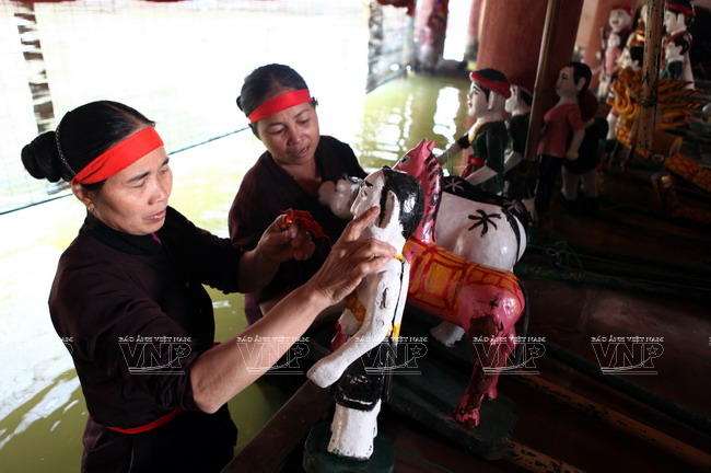  Những chi tiết nhỏ nhất của con rối được các nghệ sỹ kiểm tra kỹ lưỡng trước khi biểu diễn. (Ảnh: Trần Thanh Giang/Báo ảnh Việt Nam)